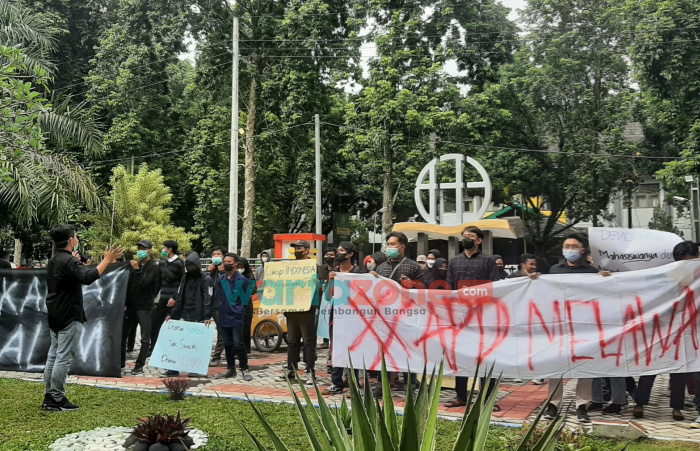 Foto: Sejumlah massa aksi saat melakukan unras di depan Gedung Dekanat FEB Unej, Selasa (4/1/2022).