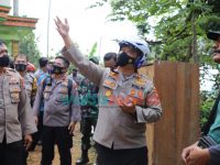 Foto: Kapolres Kediri Kota AKBP Wahyudi meninjau lokasi banjir dan tanah longsor yang menerjang Desa Blimbing Kecamatan Mojo Kabupaten Kediri.