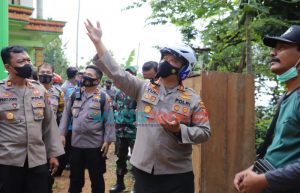 Kapolres Kediri Kota Tinjau Lokasi Bencana Banjir dan Tanah Longsor di Blimbing Mojo