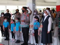 Foto: Kapolda Jatim Irjen Pol Nico Afinta melakukan pengecekan vaksinasi Merdeka Anak usia 6-11 tahun, di SD Katolik Santa Clara, Ngagel Madya, Surabaya.