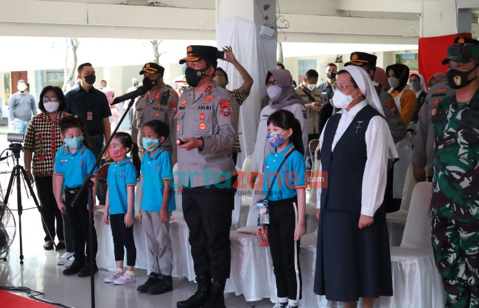 Foto: Kapolda Jatim Irjen Pol Nico Afinta melakukan pengecekan vaksinasi Merdeka Anak usia 6-11 tahun, di SD Katolik Santa Clara, Ngagel Madya, Surabaya.