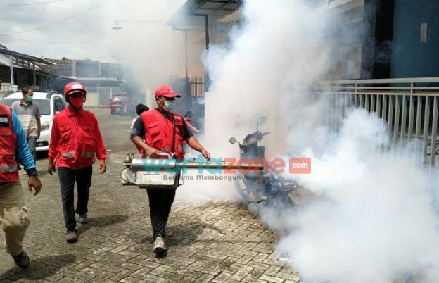 Foto: Petugas PMI Jember saat melakukan fogging di wilayah perumahan Kaliurang Green Garden dan Puri Bunga Nirwana, Rabu (5/1/2022).