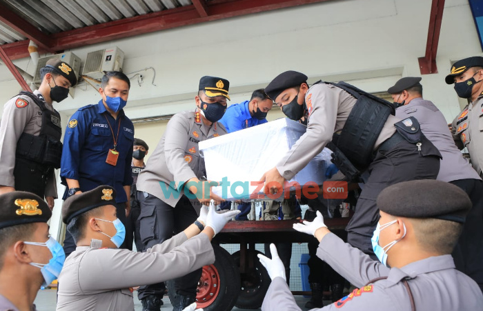 Foto: Polda Jatim mengantarkan kepulangan jenazah Pekerja Migran Indonesia yang meninggal akibat kapal tenggelam di Tanjung Balau Johor Malaysia.