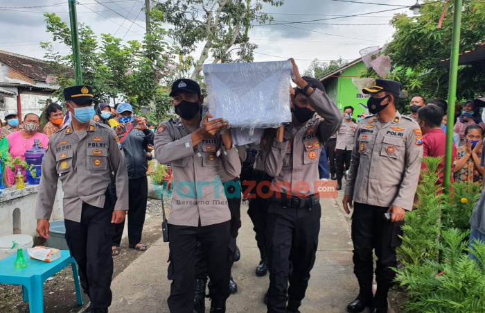Foto: Jenazah Sri Mindari, korban kapal tenggelam di Johor Malaysia tiba di rumah duka Desa Kaliboto, Kecamatan Jatiroto, Kabupaten Lumajang.