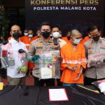 Foto: Kapolresta Malang Kota, Kombespol Budi Hermanto, dalam konferensi pers penangkapan kurir Narkotika Gol I jenis sabu dan ganja.