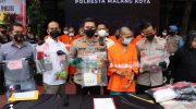 Foto: Kapolresta Malang Kota, Kombespol Budi Hermanto, dalam konferensi pers penangkapan kurir Narkotika Gol I jenis sabu dan ganja.
