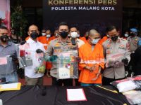 Foto: Kapolresta Malang Kota, Kombespol Budi Hermanto, dalam konferensi pers penangkapan kurir Narkotika Gol I jenis sabu dan ganja.