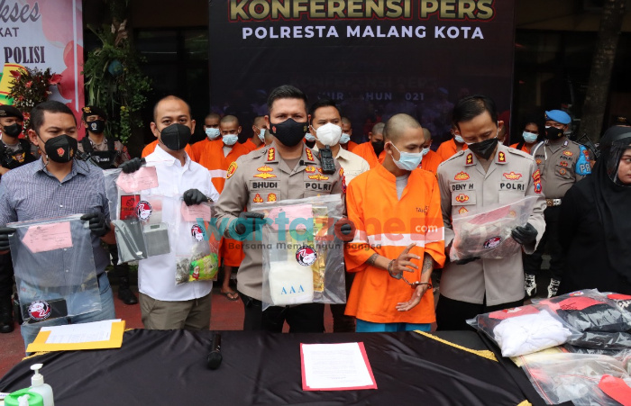 Foto: Kapolresta Malang Kota, Kombespol Budi Hermanto, dalam konferensi pers penangkapan kurir Narkotika Gol I jenis sabu dan ganja.