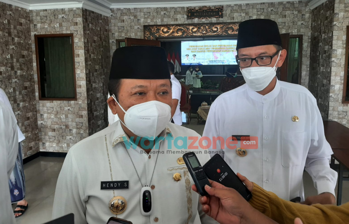 Foto: Bupati Jember Hendy Siswanto saat dikonfirmasi sejumlah wartawan, Kamis (6/1/2022).