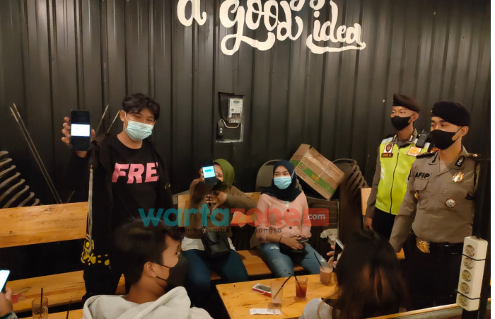 Foto: Polda Jatim melaksanakan giat Patroli Kegiatan Rutin Yang Ditingkatkan (KRYD), mengantisipasi penyebaran virus Covid-19 varian Omicron.