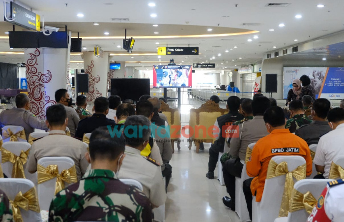 Foto: Forkopimda Jatim mengikuti rapat sekaligus peluncuran Aplikasi Monitoring Karantina Presisi, secara virtual, yang dipimpin oleh Kapolri Jenderal Polisi Listyo Sigit Prabowo.