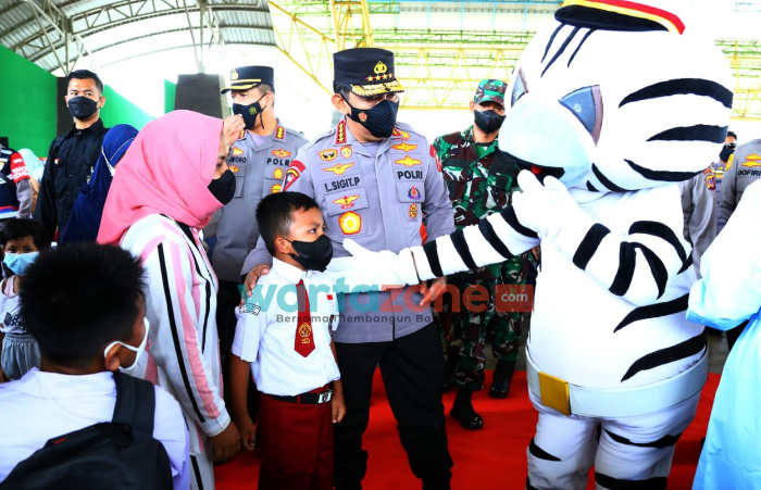 Foto: Kapolri Jenderal Listyo Sigit Prabowo menghadiri kegiatan akselerasi vaksinasi serentak di Gedung Dome Bale Rame, Kabupaten Bandung, Jawa Barat.