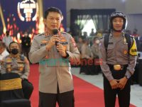 Foto: Kapolda Jatim Irjen Pol Nico Afinta memberikan sejumlah penghargaan dalam acara Kapolda Jatim Award 2022.