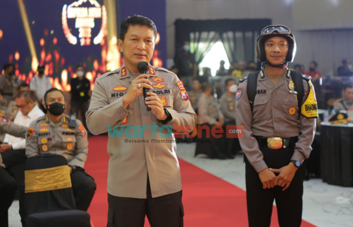 Foto: Kapolda Jatim Irjen Pol Nico Afinta memberikan sejumlah penghargaan dalam acara Kapolda Jatim Award 2022.