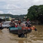 Foto: Personel TNI-Polri, Basarnas serta Instansi terkait dikerahkan ke wilayah terdampak banjir serta tanah longsor untuk membantu mengevakuasi masyarakat.