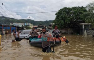 Personel TNI-POLRI dan Basarnas Dikerahkan Evakuasi Korban Bencana Banjir dan Tanah Longsor