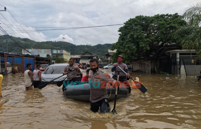 Foto: Personel TNI-Polri, Basarnas serta Instansi terkait dikerahkan ke wilayah terdampak banjir serta tanah longsor untuk membantu mengevakuasi masyarakat.