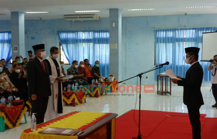 Foto: Bupati Nias Ya'atulo Gulo melantik Samson Zai, sebagai Sekretaris Daerah Kabupaten Nias.