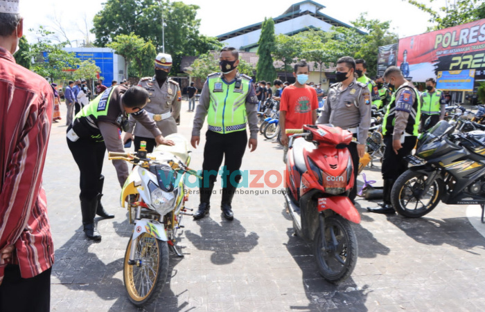 Foto: Kendaraan roda dua hasil penertiban malam Tahun baru oleh Satlantas Polres Tuban hari ini dikembalikan kepada pemiliknya.