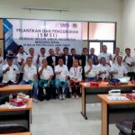 KOMPAK: Sesi foto bersama usai pengukuhan pengurus SMSI Madura Raya di Balai Wartawan PWI Jatim jl. Taman Hapsari Surabaya. Sabtu (8/01/2021).