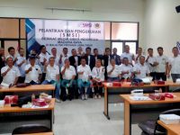 KOMPAK: Sesi foto bersama usai pengukuhan pengurus SMSI Madura Raya di Balai Wartawan PWI Jatim jl. Taman Hapsari Surabaya. Sabtu (8/01/2021).