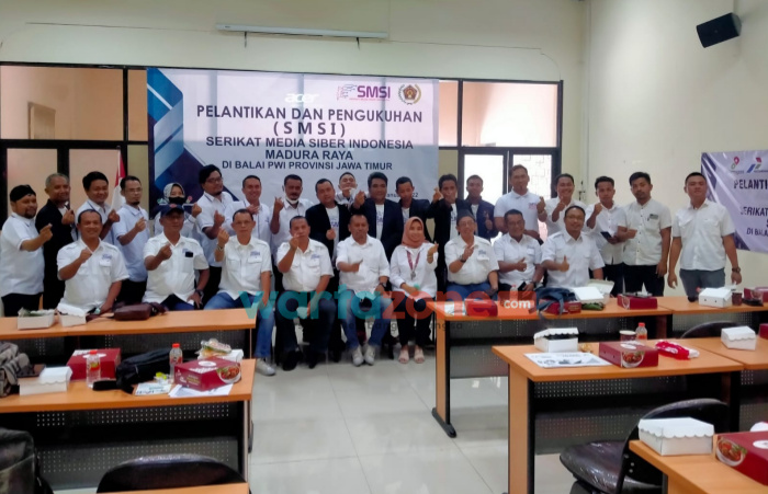 KOMPAK: Sesi foto bersama usai pengukuhan pengurus SMSI Madura Raya di Balai Wartawan PWI Jatim jl. Taman Hapsari Surabaya. Sabtu (8/01/2021).