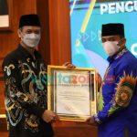 Foto: Ketua PC IKA PMII Sumenep Ahmad Junaidi (kanan), menerima penghargaan development and innovative dari IKA PMII Jatim di Gedung Negara Grahadi Surabaya.