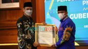 Foto: Ketua PC IKA PMII Sumenep Ahmad Junaidi (kanan), menerima penghargaan development and innovative dari IKA PMII Jatim di Gedung Negara Grahadi Surabaya.