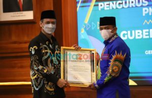 Foto: Ketua PC IKA PMII Sumenep Ahmad Junaidi (kanan), menerima penghargaan development and innovative dari IKA PMII Jatim di Gedung Negara Grahadi Surabaya.