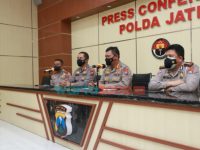 Foto: Kabid Humas Polda Jatim Kombes Pol Gatot Repli Handoko, didampingi Kapolres Jombang dan Wadirlantas Polda Jatim, di ruang Prescon Mapolda Jatim.