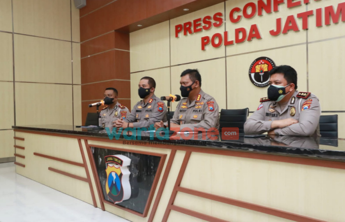 Foto: Kabid Humas Polda Jatim Kombes Pol Gatot Repli Handoko, didampingi Kapolres Jombang dan Wadirlantas Polda Jatim, di ruang Prescon Mapolda Jatim.