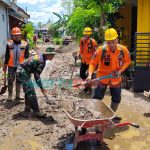 Foto: Kapolres Jember AKBP Herry Purnomo bersama jajaran melakukan kunjungan ke korban banjir di Perumahan Bumi Mangli Kaliwates Jember.