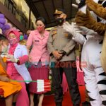 Foto: Polres Probolinggo mendatangkan gatot kaca dan badut serta arena bermain untuk mengajak minat anak usia 6-11 tahun di Kabupaten Probolinggo.