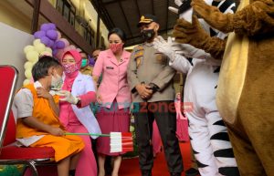 Ajak Minat Anak Vaksin, Polres Probolinggo Datangkan Gatot Kaca dan Badut hingga Arena Bermain