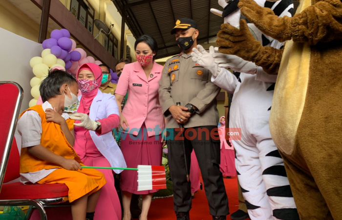 Foto: Polres Probolinggo mendatangkan gatot kaca dan badut serta arena bermain untuk mengajak minat anak usia 6-11 tahun di Kabupaten Probolinggo.