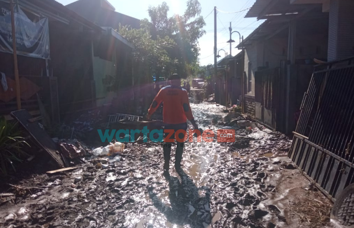 Foto: Tampak bangunan dan jalanan yang rusak parah akibat banjir bandang, Minggu (9/1/2022) kemarin, yang melanda di 3 Kecamatan di Jember.