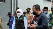 Foto: Gubernur Jatim Khofifah Indar Parawansa didampingi Bupati Jember Hendy Siswanto saat meninjau beberapa lokasi terdampak banjir bandang, Senin (10/1/2022).