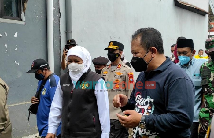 Foto: Gubernur Jatim Khofifah Indar Parawansa didampingi Bupati Jember Hendy Siswanto saat meninjau beberapa lokasi terdampak banjir bandang, Senin (10/1/2022).