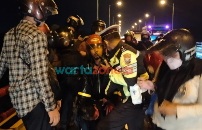Foto: Aksi heroik anggota Polres Kediri Kota, saat menyelamatkan mahasiswi dari percobaan bunuh diri.