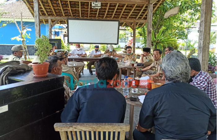 Foto: Mediasi Hippa dan Kepala Desa Gambor di kantor Camat Singojuruh Banyuwangi.