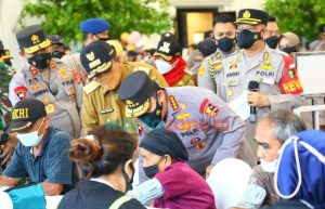 Tinjau Vaksinasi Serentak se-Indonesia, Kapolri Instruksikan Akselerasi ke Lansia dan Anak-Anak