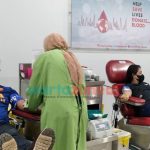 Foto: Tampak sejumlah suporter Berni Jember saat melakukan donor darah di UDD PMI Jember, Selasa (11/1/2022).