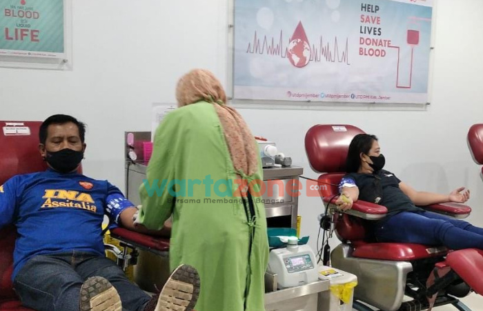 Foto: Tampak sejumlah suporter Berni Jember saat melakukan donor darah di UDD PMI Jember, Selasa (11/1/2022).
