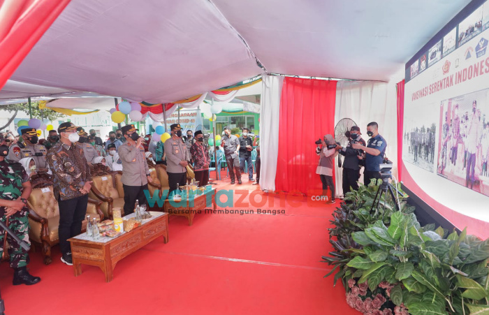 Foto: Kapolda Jatim Irjen Pol Nico Afinta meninjau vaksinasi merdeka secara serentak di Madrasah Ibtidaiyah (MI) Ar Rohman Gedangan, Kabupaten Sidoarjo.