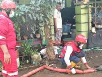 Foto: Tim wash PMI Kabupaten Jember saat melakukan pembersihan lumpur di depan rumah warga yang terdampak banjir bandang, Selasa (11/1/2022).