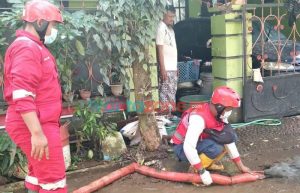 Tim Wash PMI Jember Lakukan Normalisasi Sumur Warga Terdampak Banjir