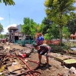 Foto: Petugas pemadam kebakaran, saat membantu warga membersihkan sisa lumpur yang terdampak bencana banjir bandang, Selasa (11/1/2022).