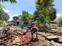 Foto: Petugas pemadam kebakaran, saat membantu warga membersihkan sisa lumpur yang terdampak bencana banjir bandang, Selasa (11/1/2022).