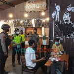Foto: Ditsamapta Polda Jatim melaksanakan giat Patroli KRYD dalam rangka penegakkan protokol kesehatan di beberapa cafe dan warung kopi di Surabaya.