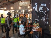Foto: Ditsamapta Polda Jatim melaksanakan giat Patroli KRYD dalam rangka penegakkan protokol kesehatan di beberapa cafe dan warung kopi di Surabaya.